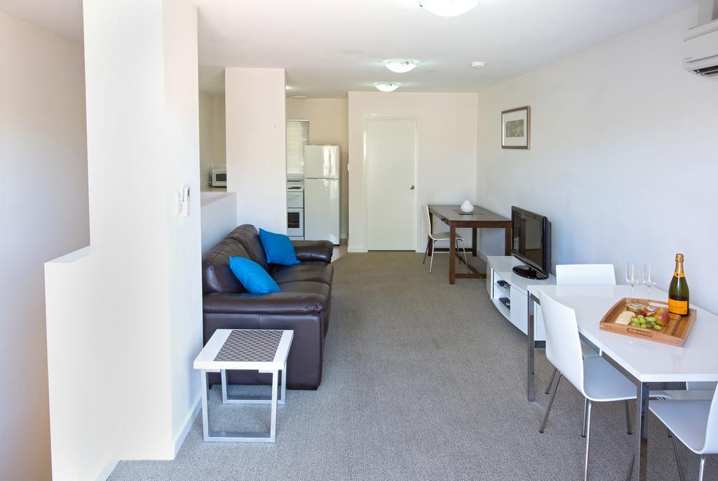 Morse Court Apartments Карата Стая снимка